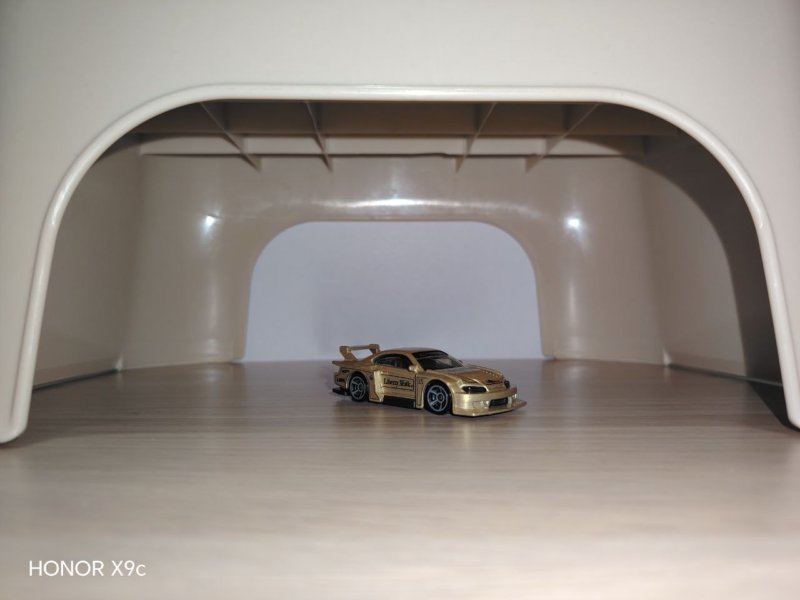 Nissan Silvia (S15 Gold)